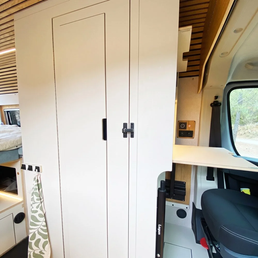 cm-campermodule-3in1badloesung-d2h2-duschkabine-aussen-mitsekretaer-sand-1000x1000-eingebaut.jpg
