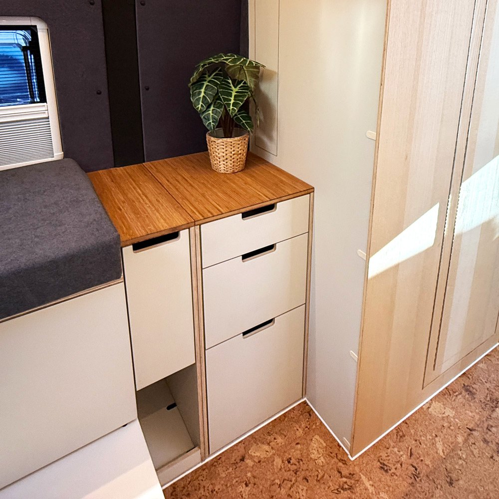 cm-campermodule-staumodul-k3-frontansicht-sideboard-sand-1000x1000-eingebaut.jpg