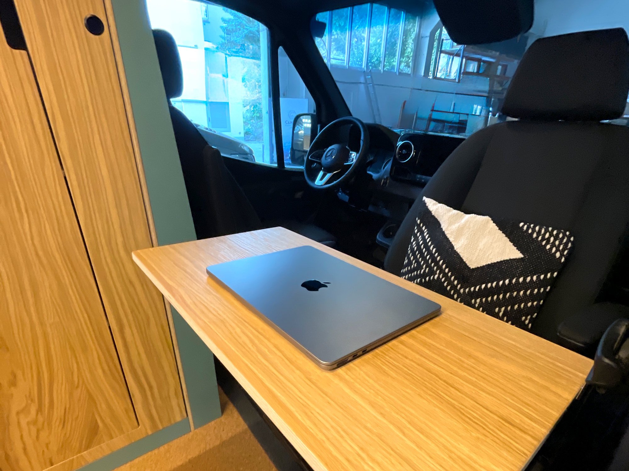 cmb-komplettausbau-konzept-flexiblerallrounder-arbeitsplatz-essplatz-tisch-remotework-scherer-4zu3-2000x1500.jpg