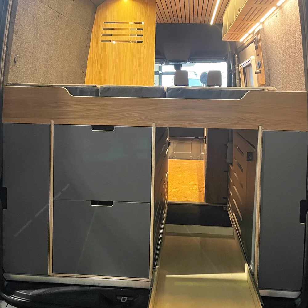 cm-campermodule-bettmodul-b2-festbett-rueckansicht-heckgarage-laengsschlaefer-querschlaefer-eiche-grau-1000x1000.jpg