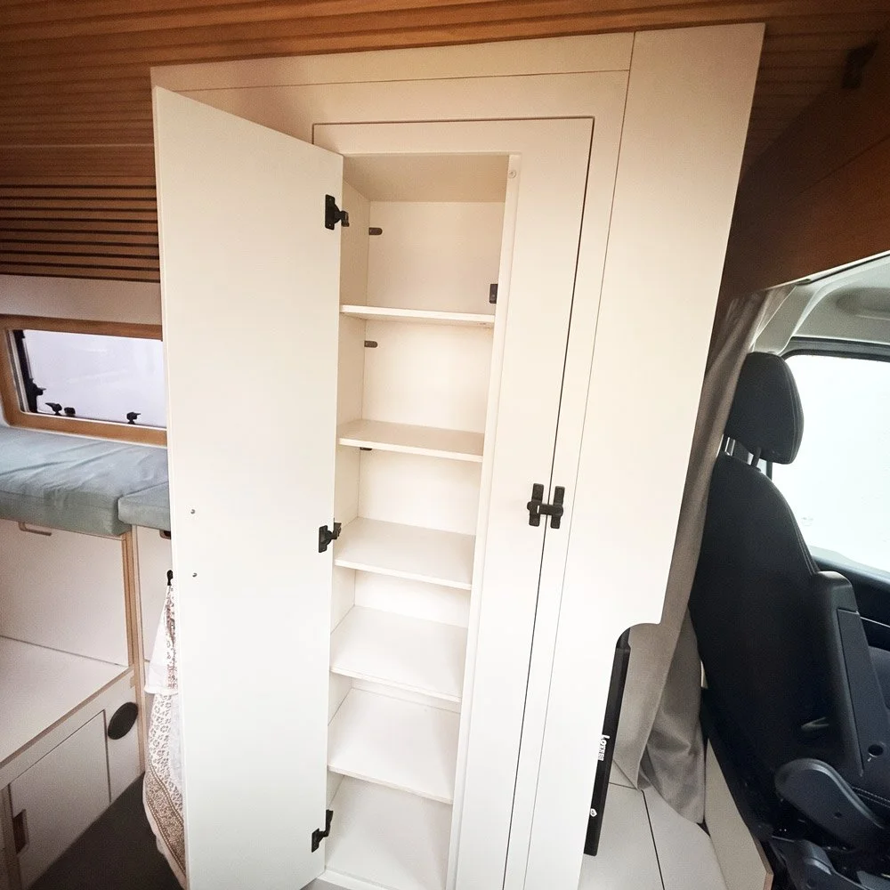 cm-campermodule-3in1badloesung-d2h2-duschkabine-aussen-schrank-offen-sand-1000x1000-eingebaut.jpg