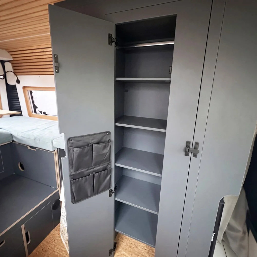 cm-campermodule-3in1badloesung-d2h2-duschkabine-aussen-schrank-offen-aschgrau-1000x1000-eingebaut.jpg