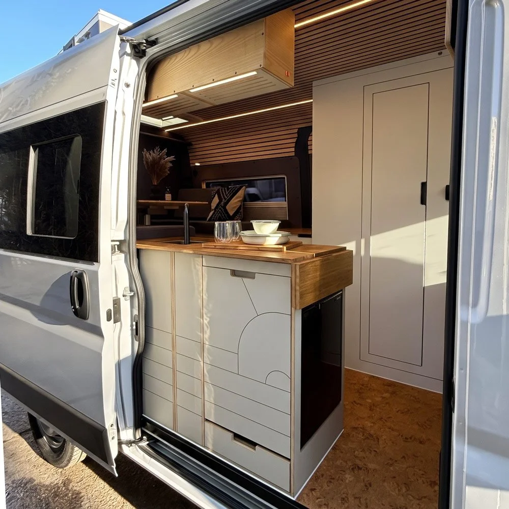 cm-campermodule-3in1badloesung-d2h2-duschkabine-aussen-raumansicht-sand-1000x1000-eingebaut.jpg