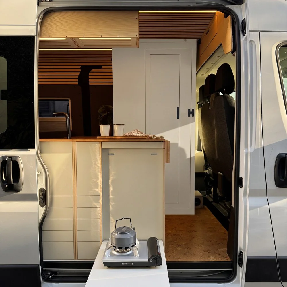 cm-campermodule-3in1badloesung-d2h2-duschkabine-aussen-sand-1000x1000-eingebaut.jpg