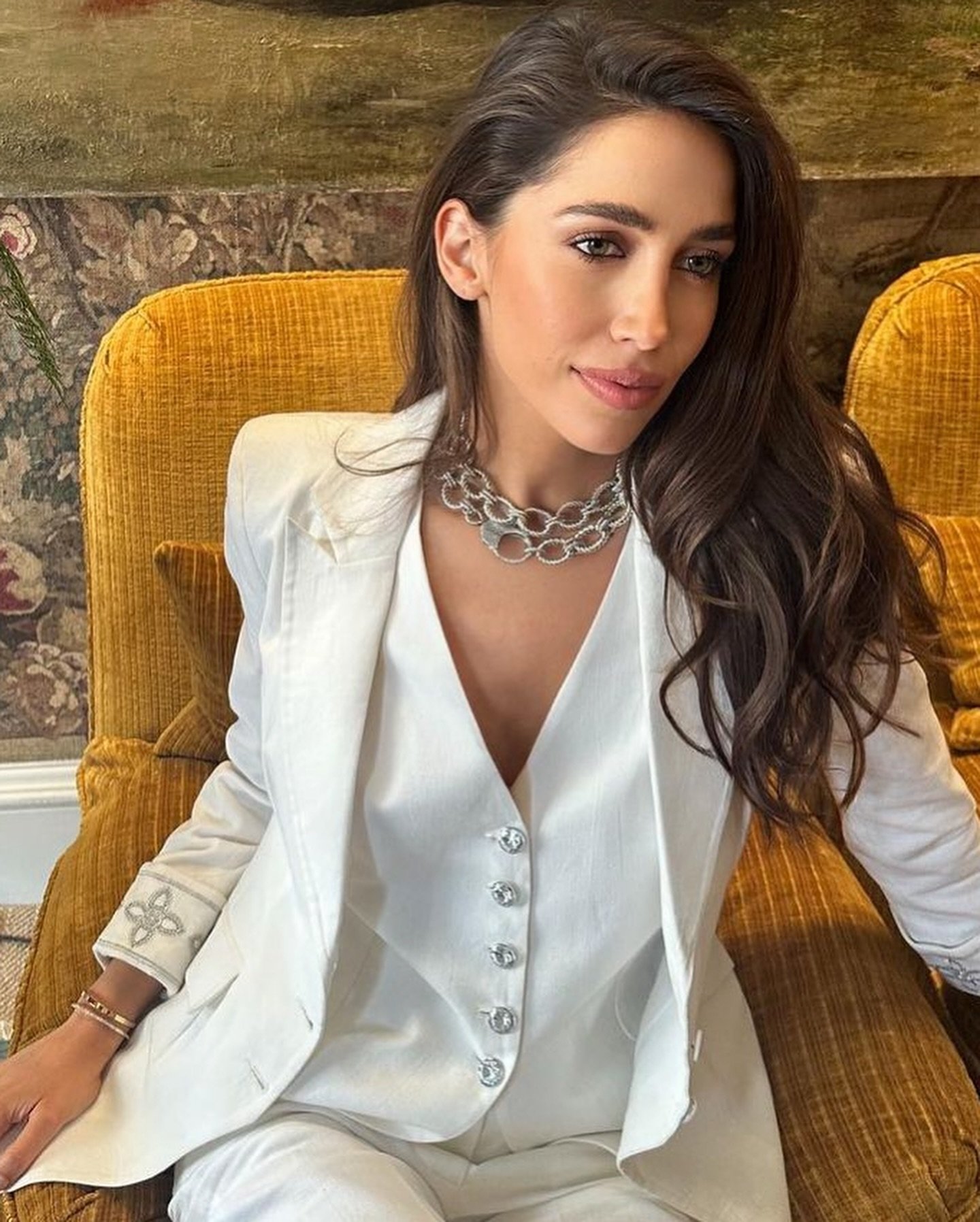 Beautiful @oro.noemi in the Villea Vara pearl-white three piece 

Our COTTON EMBROIDERED-WAIST, CRYSTAL BUTTONED WAISTCOAT and EMBROIDERED BLAZER 🤍
