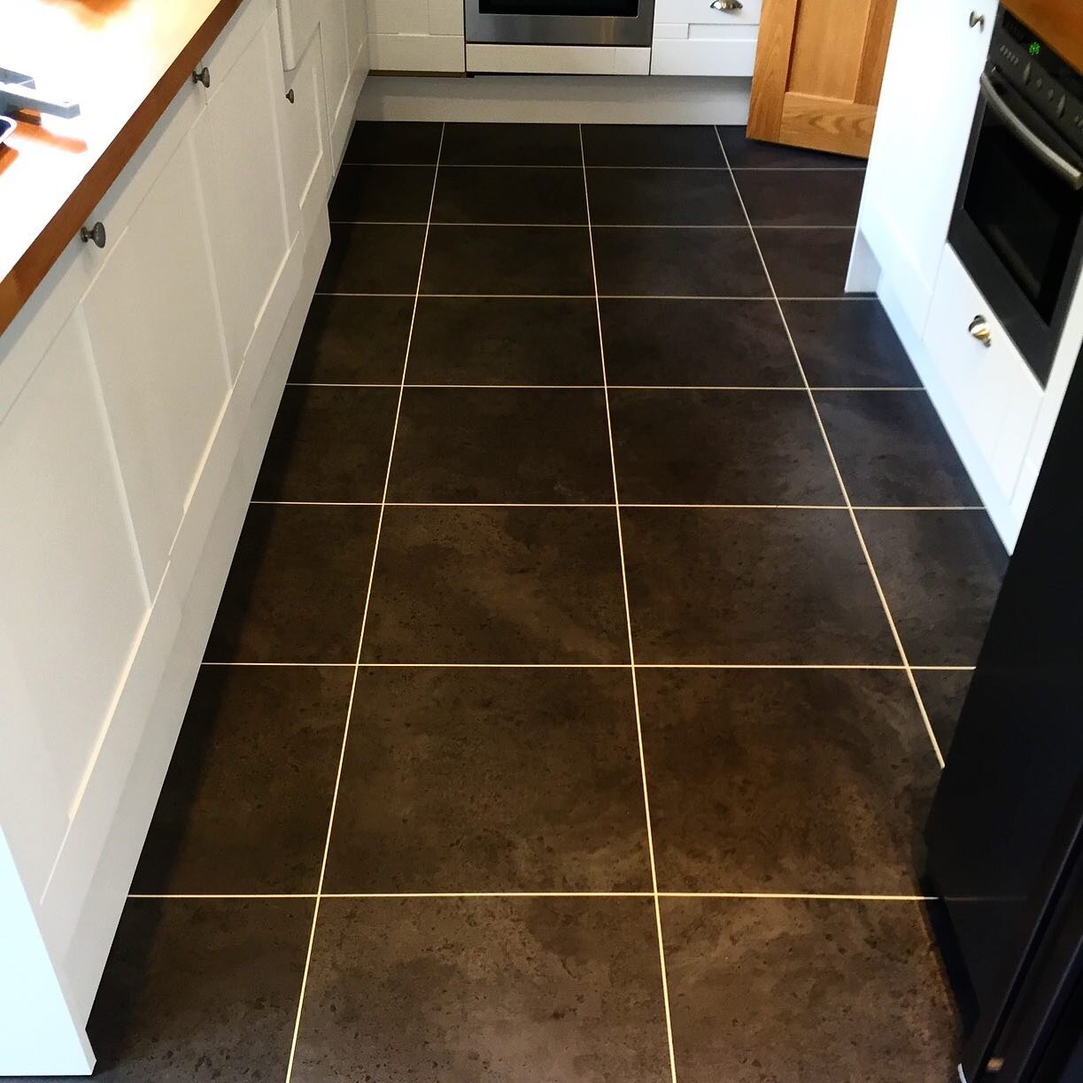 Your kitchen needs a makeover? We can help you redesign from guiding you through your decor options, to retiling the walls &amp; floor to reinstalling heavy appliances. Interested? Contact us today on 01923 286777