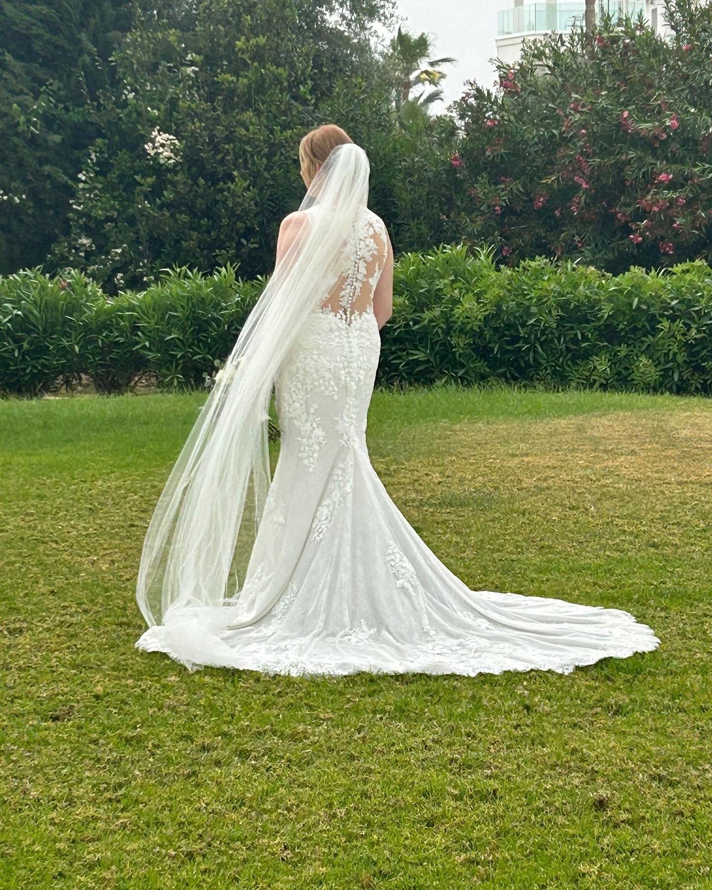 The veil 😍😍

As part of her alterations, beautiful bride Sally asked us to incorporate one of her grandma's buttons on the train lace to make her part of the day.

You look stunning Sally, massive congratulations!