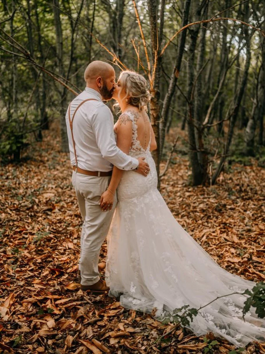 You looked absolutely beautiful in your dress Della and the photos are so so perfect 🧡🧡 enormous congratulations on your new married life!!
