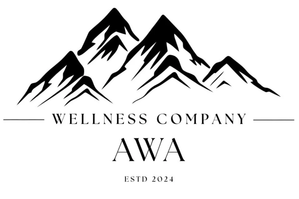 Schwarzes Mountain-Logo mit schwarzen Berggipfeln, darunter der Text "WELLNESS COMPANY" und darunter "AWA" mit dem Jahr 2024.