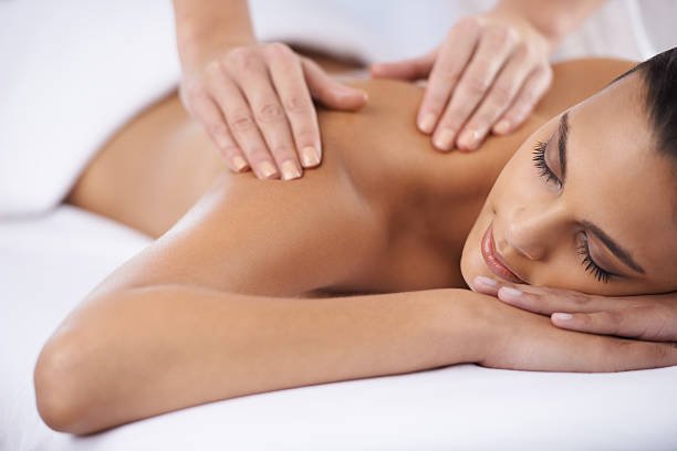 Frau erhält eine Rückenmassage in einem Spa oder Wellnesscenter.
