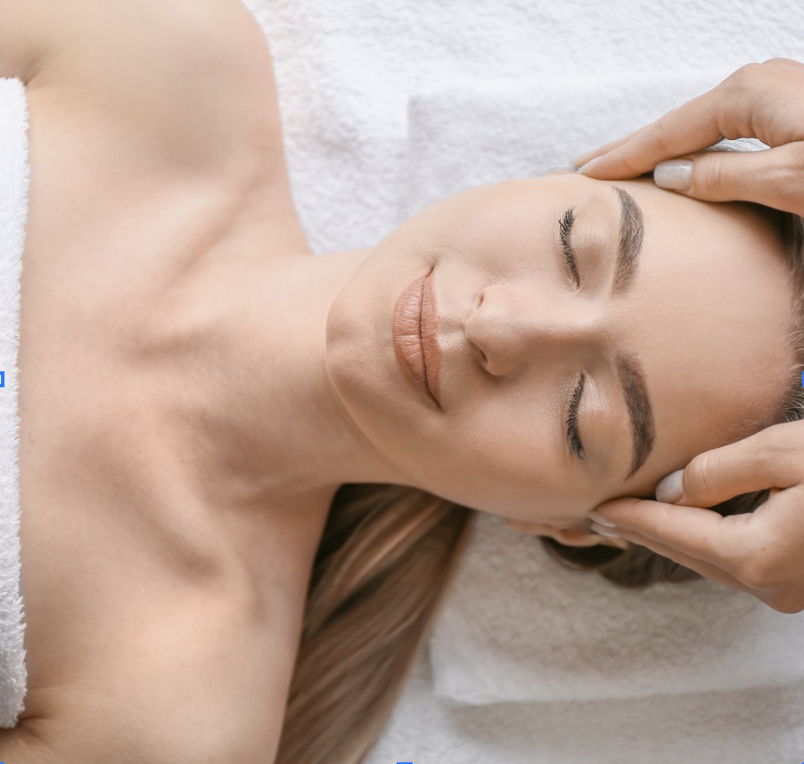 Frau erhält eine entspannende Kopfmassage in einem Spa