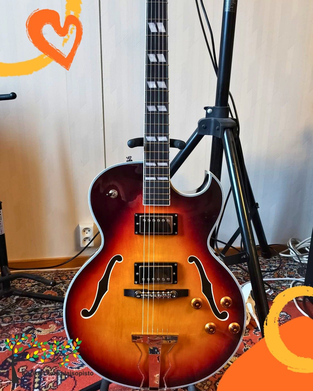 Viel&auml; satoa p&auml;&auml;ttyneen lukuvuoden Soitinrakennus-kurssilta! 🎸

Kelta-puna-ruskea kitara on Archtop Laminates -rakennussarjasta tehty ES-175-mallin mukainen kitara.

Antti Alangolla on k&auml;dess&auml;&auml;n 3/4-kokoinen kitara piene