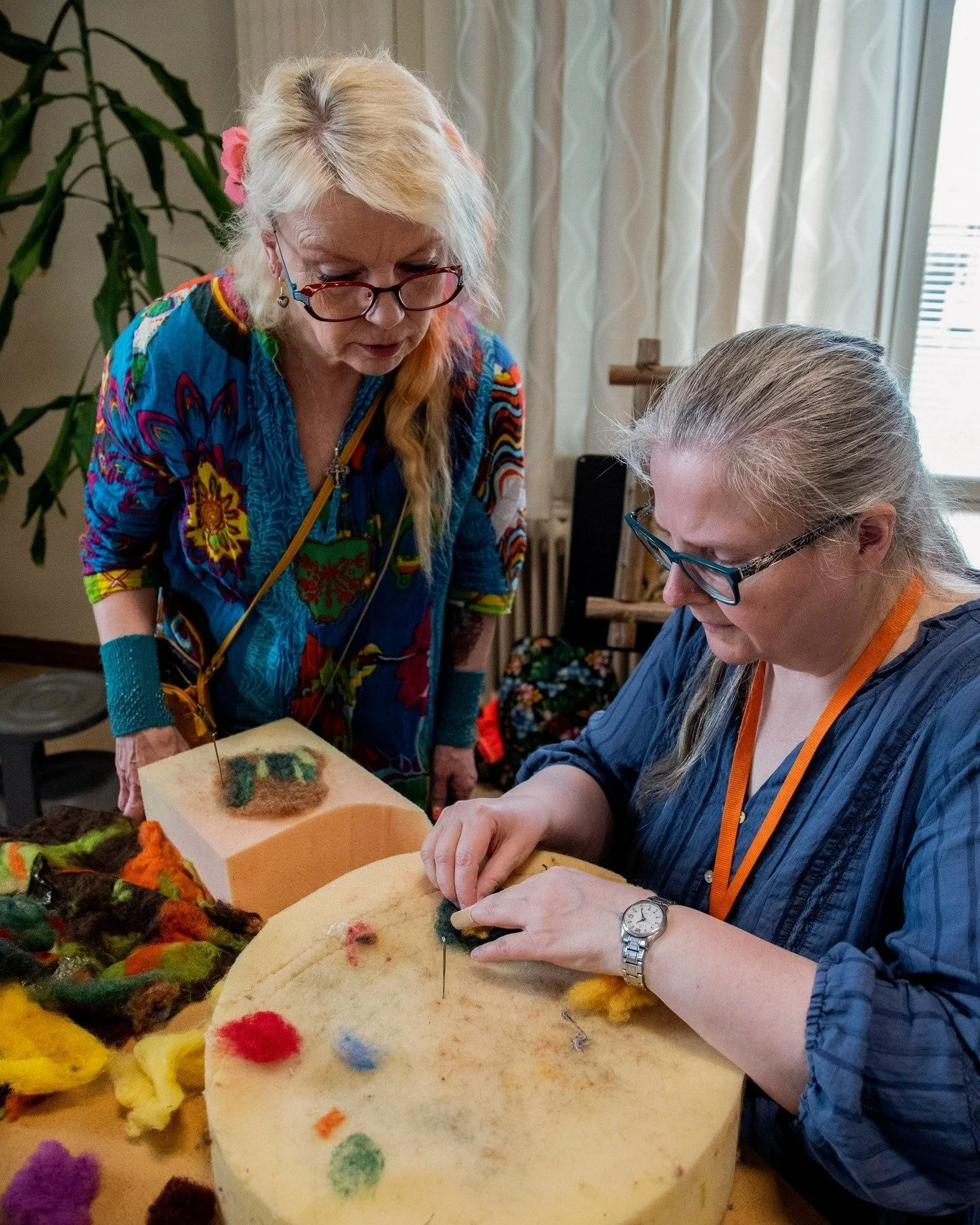 💛 Eilen Kurikassa kohdattiin

Naapuruusviikon tiistai Kohtaamisten Kurikkala kokosi yhteen ihmisi&auml; k&auml;sit&ouml;iden, runojen, musiikin, taiteen ja keskustelujen &auml;&auml;relle &ndash; juuri sen &auml;&auml;relle, mist&auml; Naapuruusviik