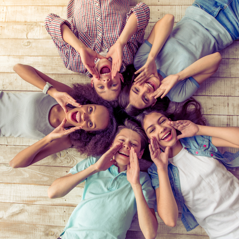 Grupo de jóvenes sonrientes reunidos en círculo