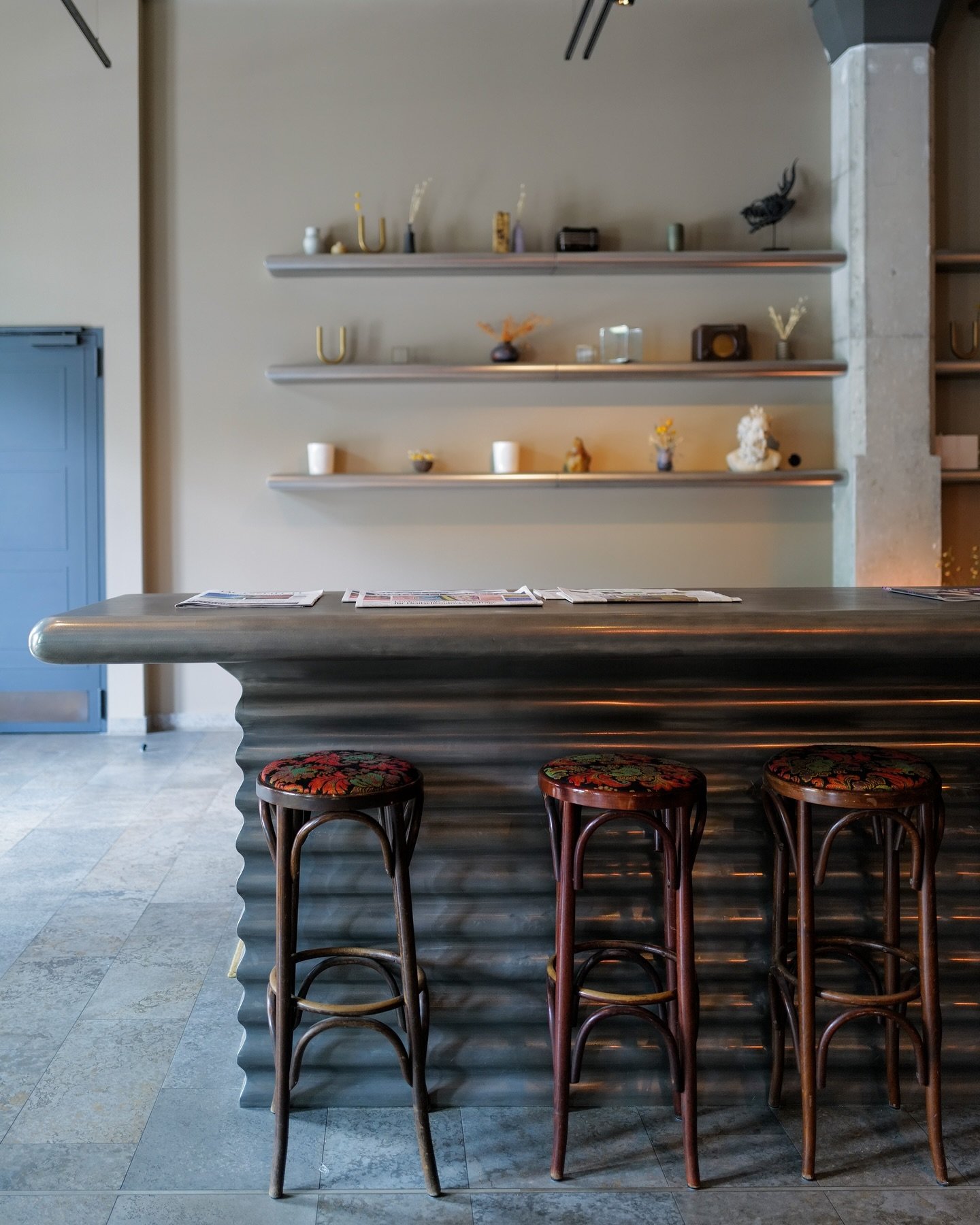 Perfect hotel in Berlin for #designlovers 🕶️
@telegraphenamt.berlin 

With attention to detail and respect for the past by @dreimeta 

Save for later if you&rsquo;re planning an aesthetically pleasing weekend in Berlin🤎

#berlin #architecture #inte