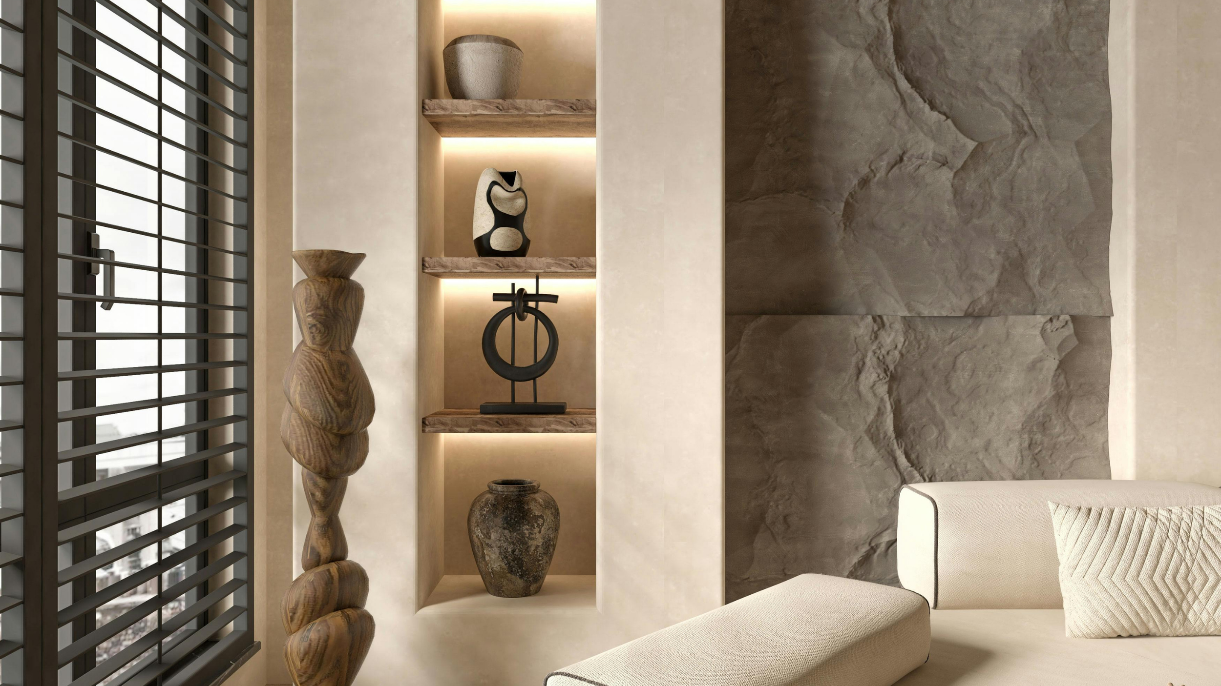 Intérieur moderne avec étagère en bois décorée d'objets artisanaux, mur en pierre, canapé beige, et grande fenêtre à volets en bois.
