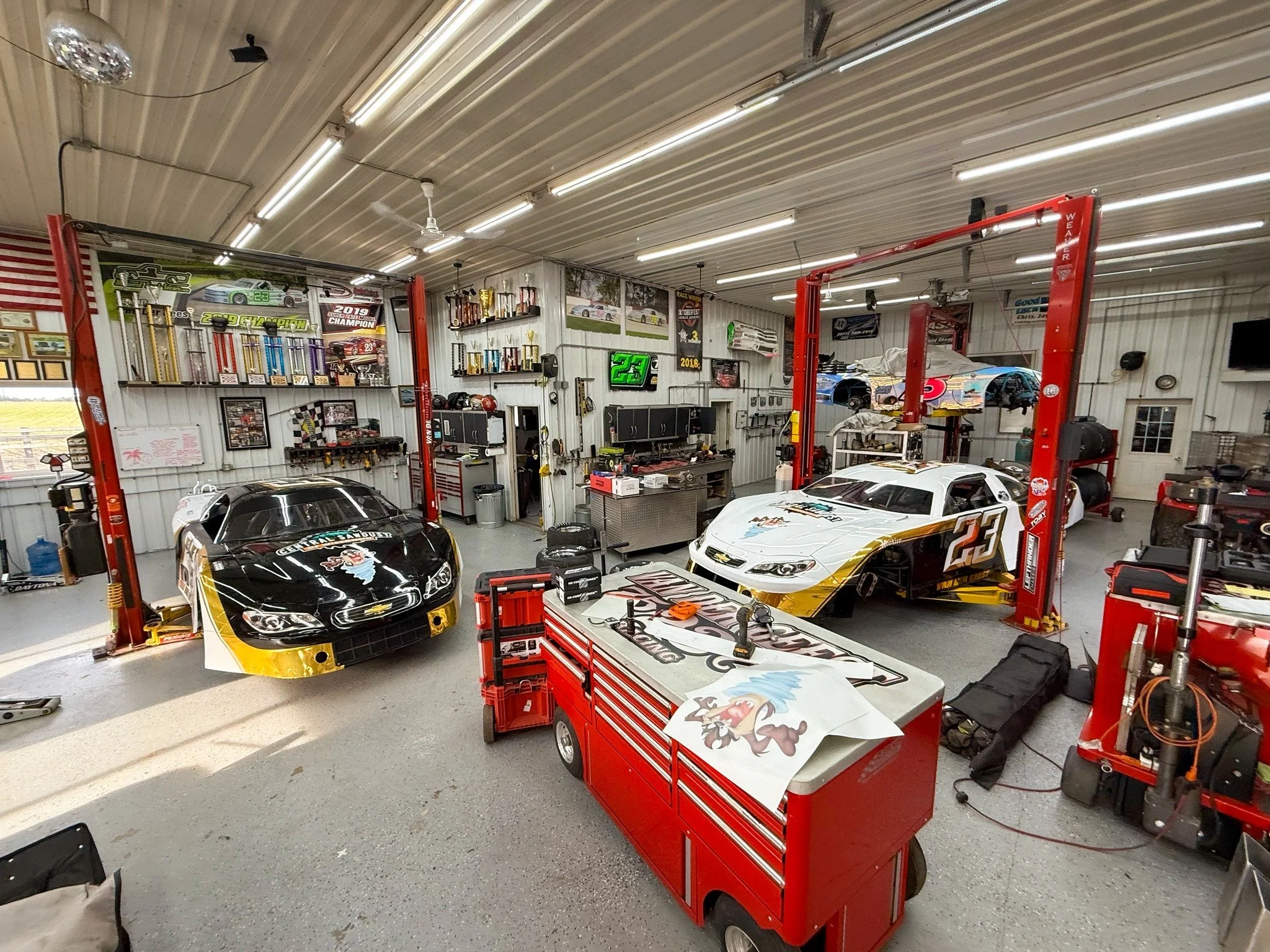 Check out these cool race cars 🏁🔥

The black, white, and gold color blocking looks awesome &ndash; and when you reverse the colors on the other car, it looks even better.

Which one do you like more?