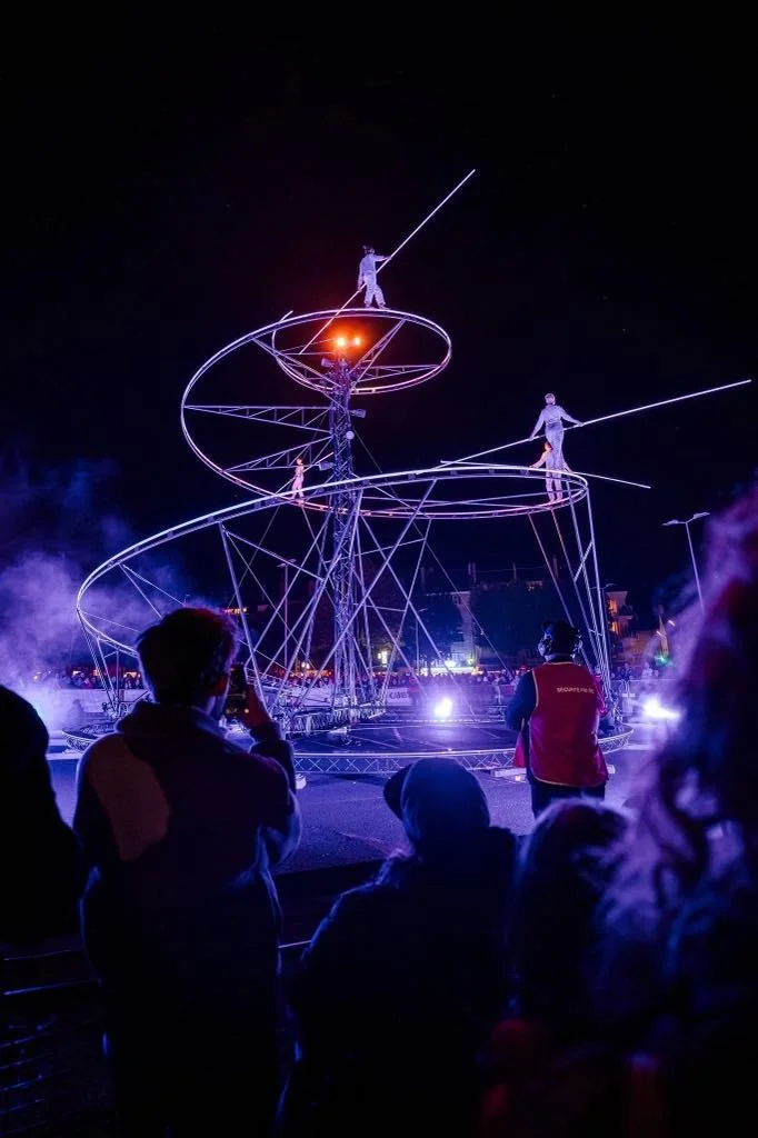 Bleue Volute, sculpture vivante et funambules.
