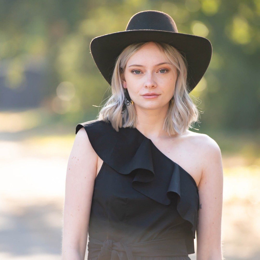 When the sun plays its part just right for an outdoor shoot ☀️✨ Highlighting the beauty of consignment fashion from @a_dress_change with every beam of light! #OutdoorShoot #ConsignmentFashion #GoldenHourMagic