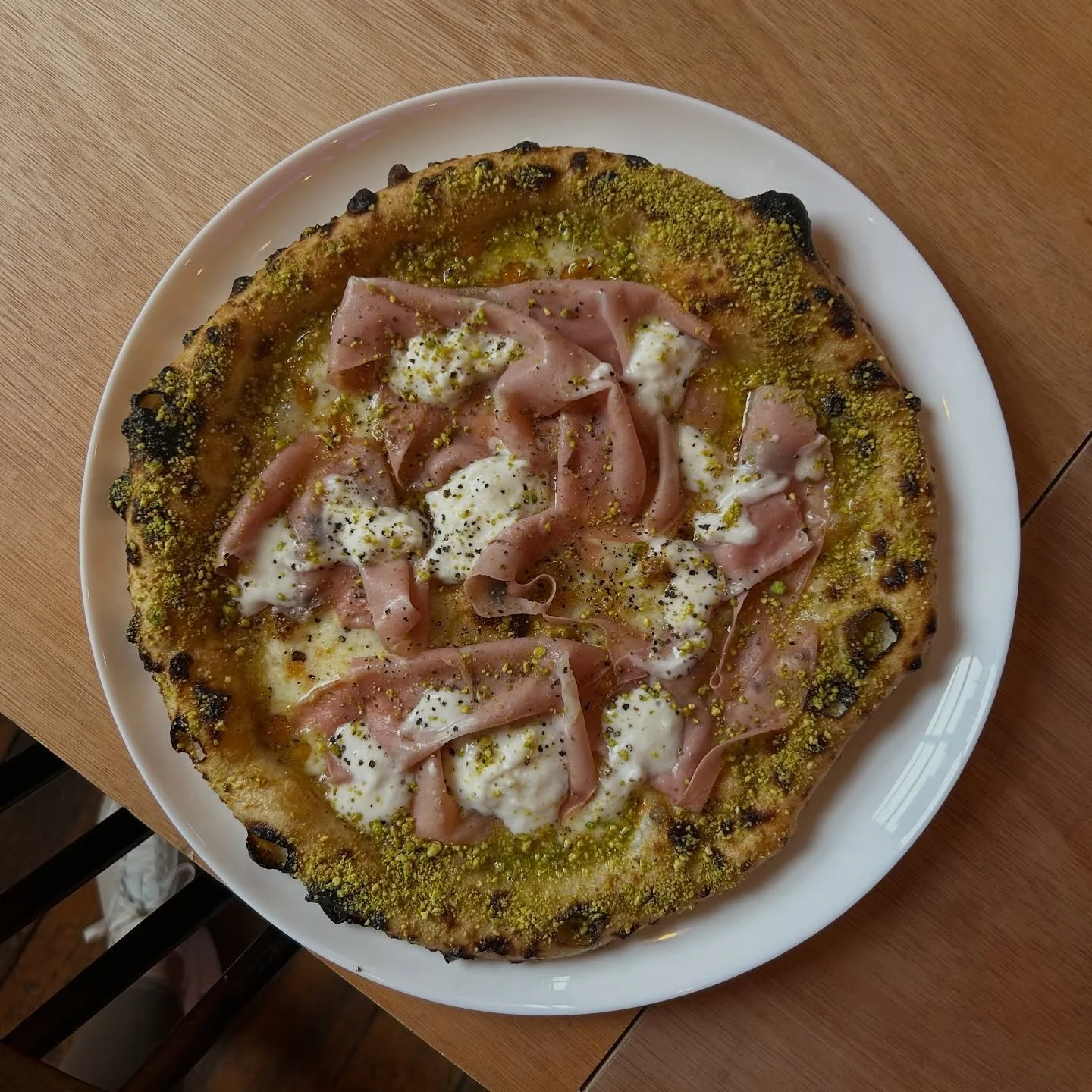 Who’s tried our October special!?
LA MORTABELLA 🧀🍕
A garlic butter base, fior di latte, topped with mortadella, stracciatella, sprinkled with crushed pistachios 😋
Let us know below what you think if you’ve tried it already!👇🏻
#so