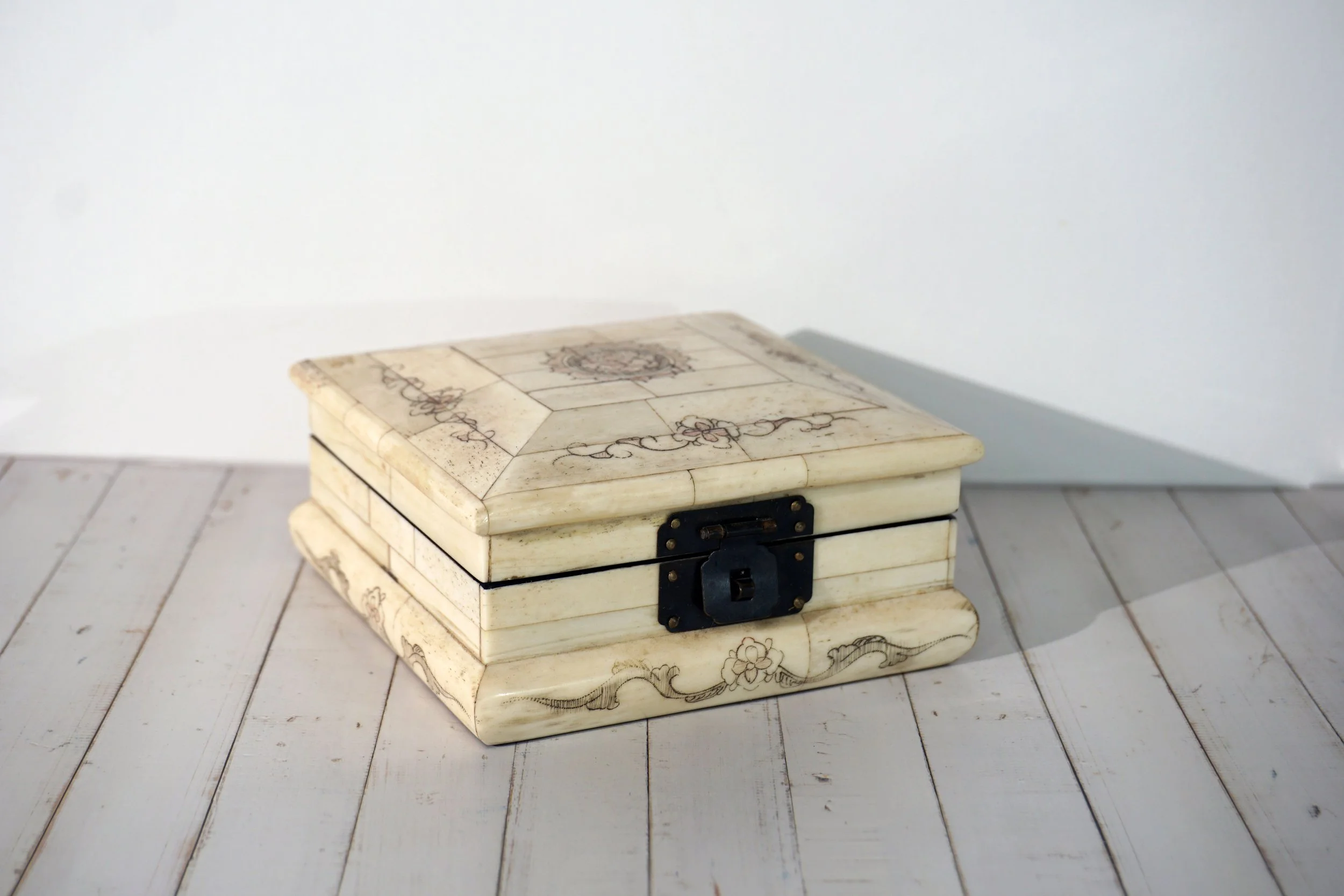 Ceramic Ornate Jewellery Box with red velvet interior.  #JB2620HMW