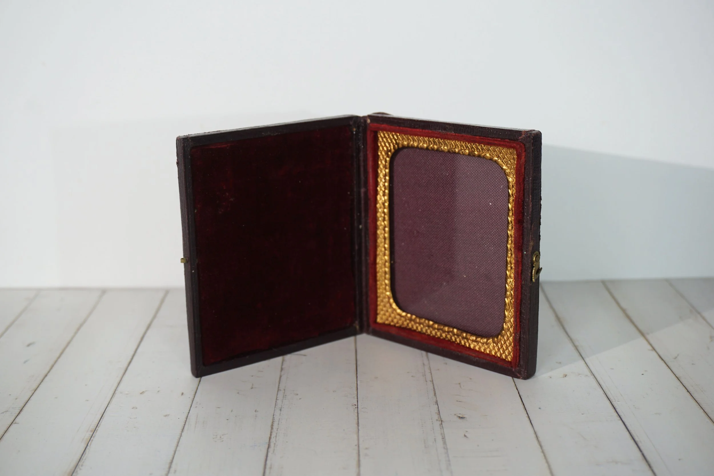 Victorian Wet-plate Photo Frame, red.  #VF2614HMW