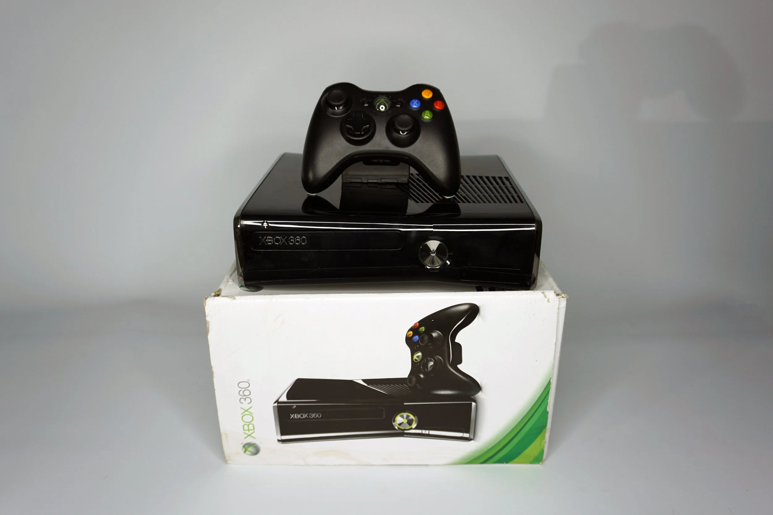 Xbox 360. Black. With box + 1 controller.  #XB2621ELC