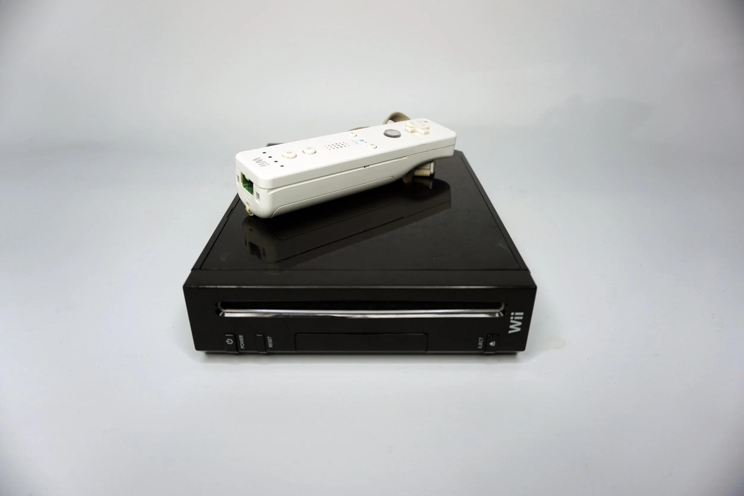 Nintendo Wii. Black + 1 White controller.  #NW2622ELC