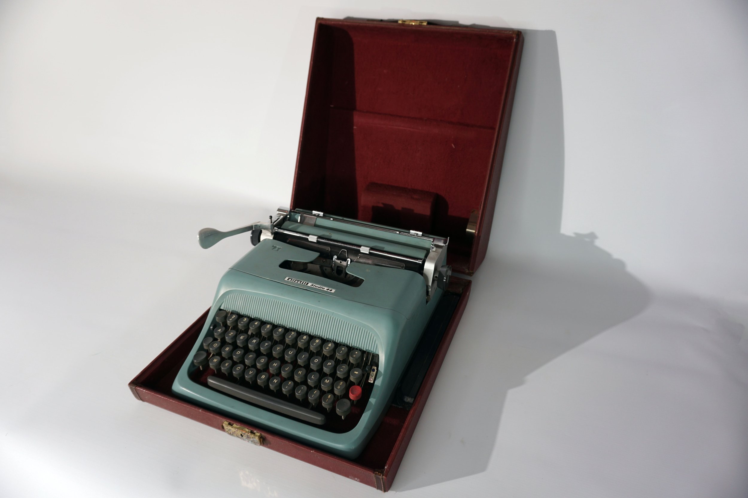 Olivetti Studio 44 Typewriter & red case.  #TG2616HMW