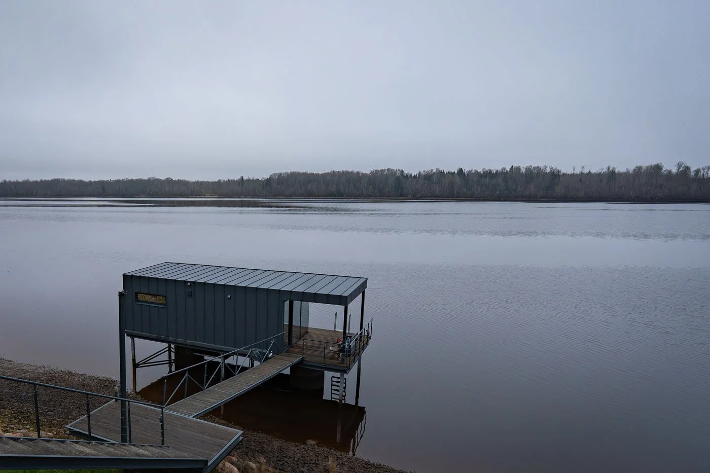 Mūsdienīgs atpūtas namiņš uz Daugavas ar alumīnija durvīm