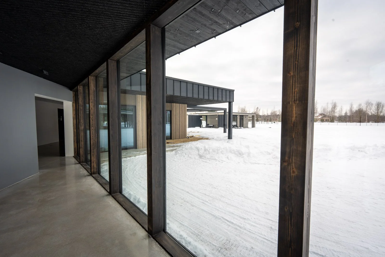 Alumīnija logu uzstādīšana ar energoefektīvām stiklu paketēm