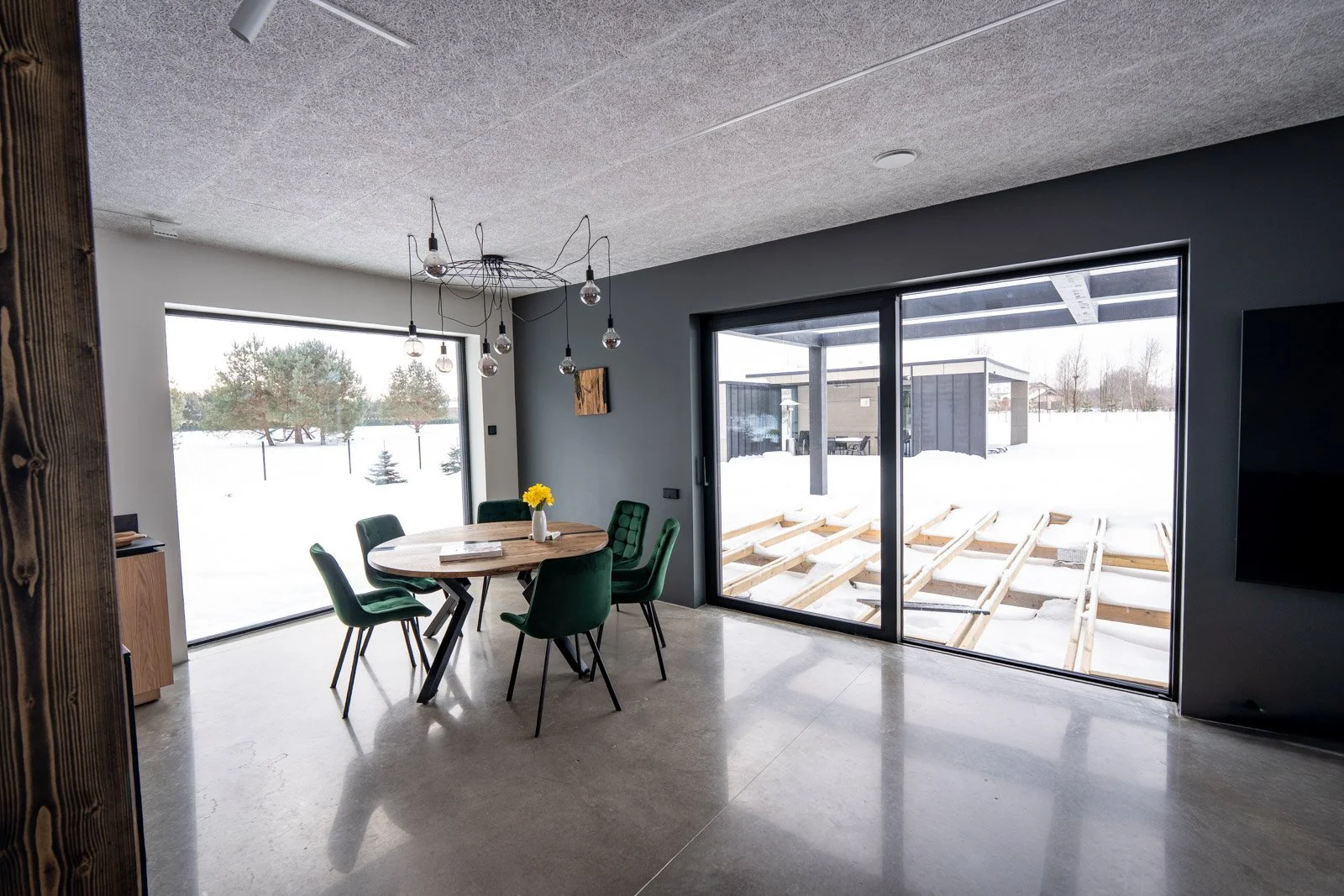 Alumīnija bīdāmā sistēma ar panorāmas stiklojumu privātmājā