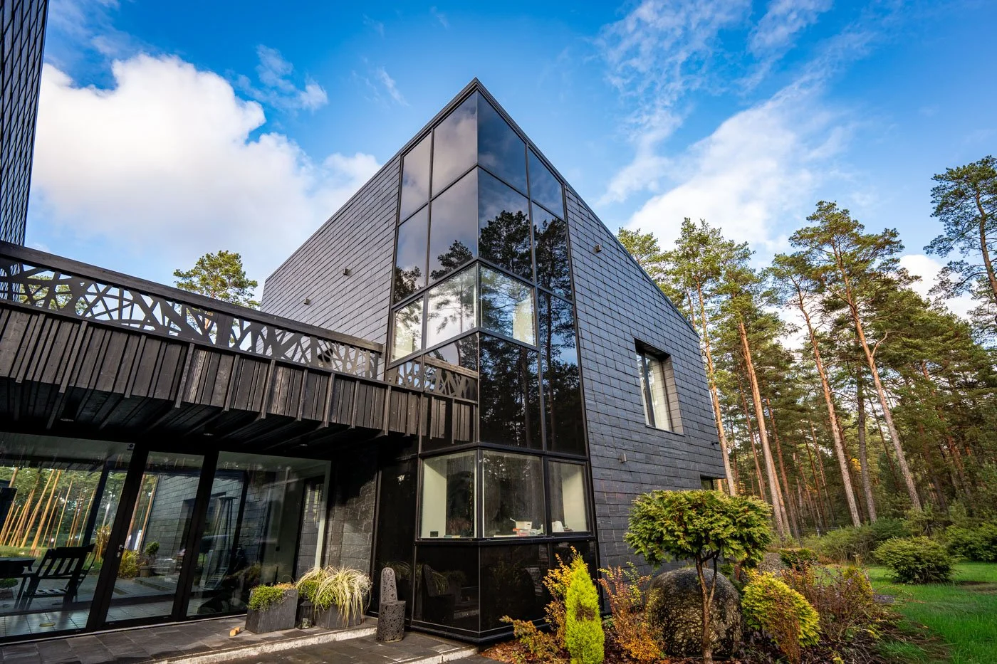 Mūsdienīga arhitektūra Ogres rajonā ar alumīnija durvīm, alumīnija logiem un krāsotiem stikliem.