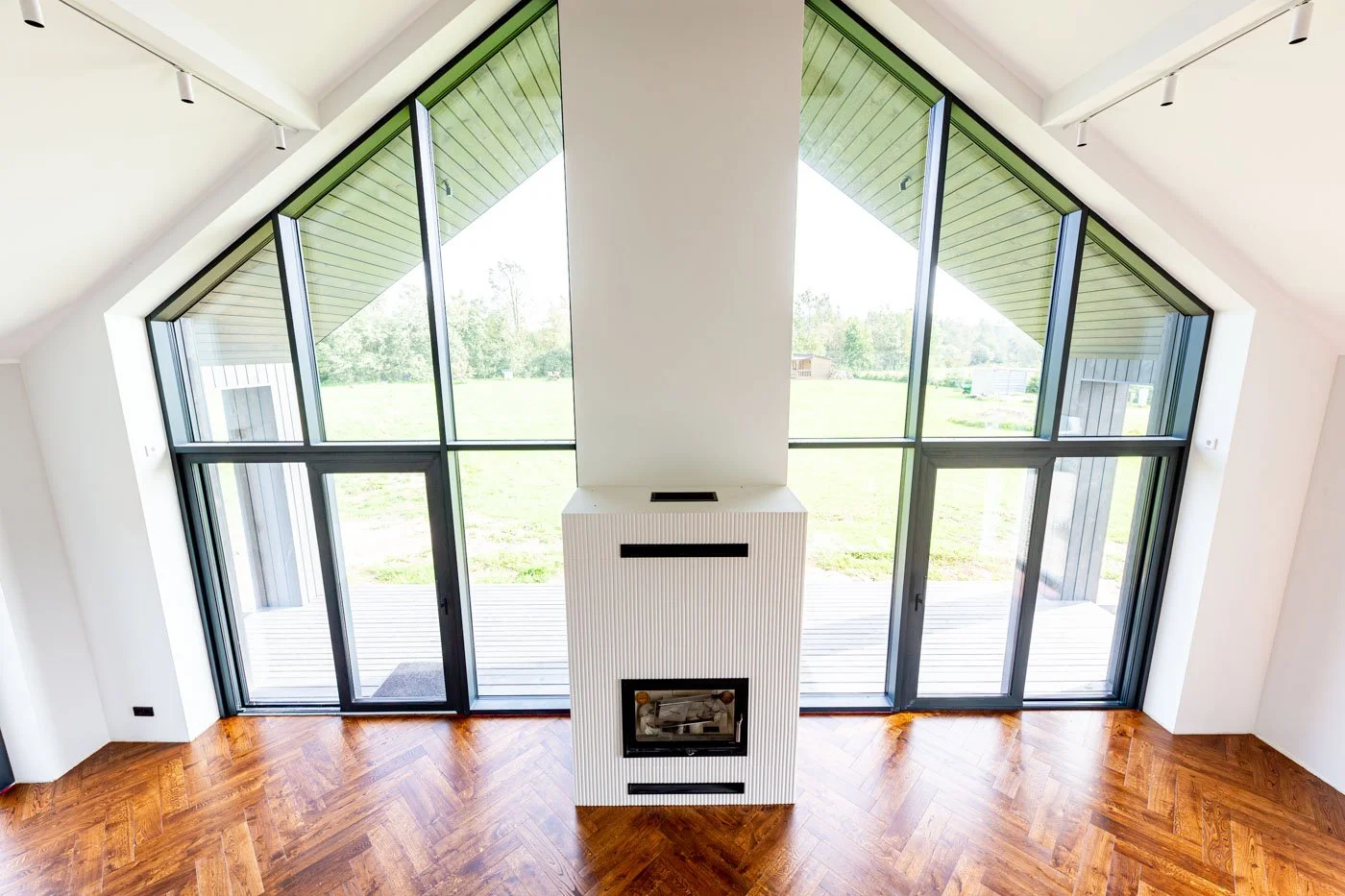 Alumīnija logi un alumīnija bīdāmas durvis ar plašu stiklojumu Turkalnē