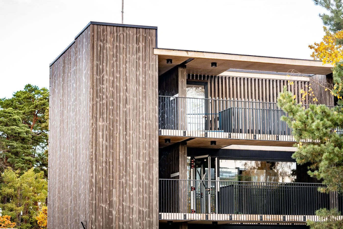 Alumīnija bīdāmās durvis dzīvojamā ēkā Jūrmalā