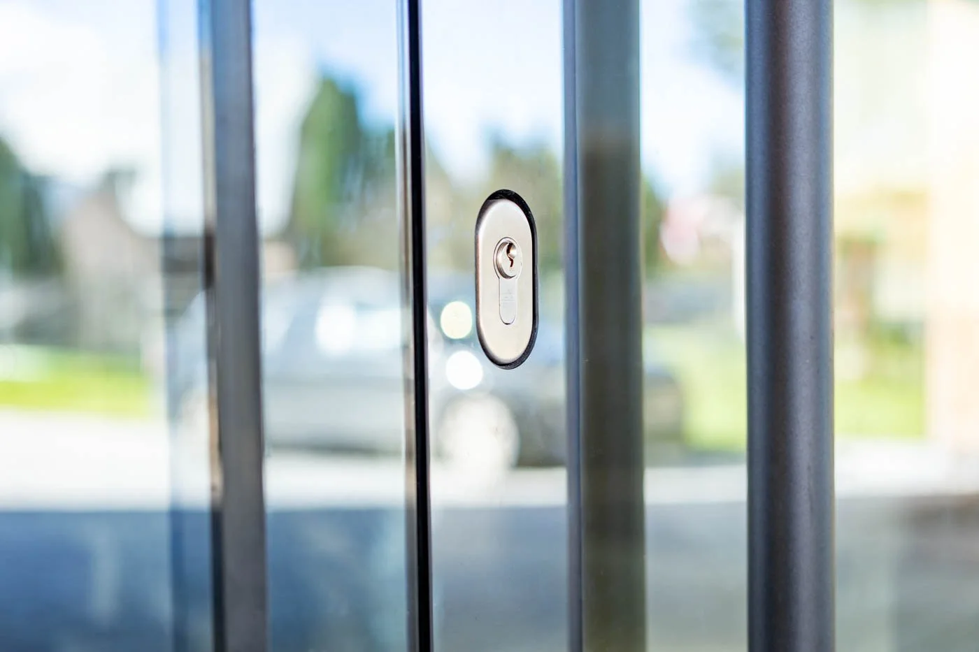 Stiklu margas un fasāžu sistēma modernā mājā pie Juglas upes