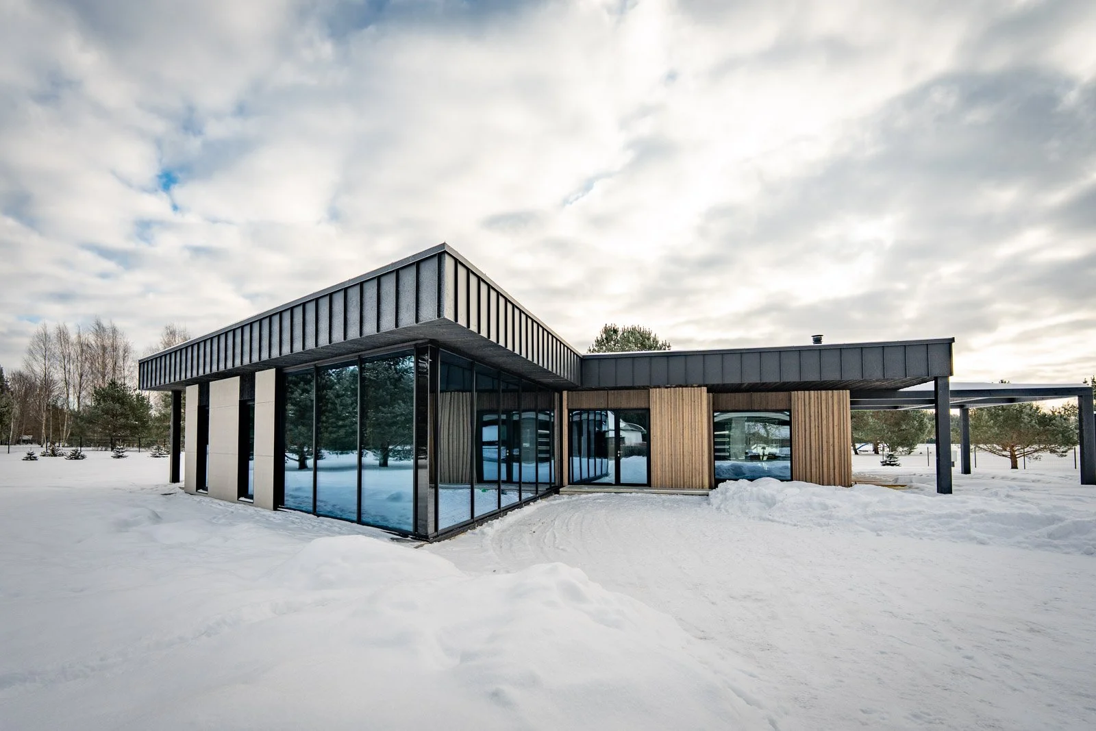 Alumīnija logi privātmājā Ozolniekos – mūsu ražotas un montētas stiklotās konstrukcijas