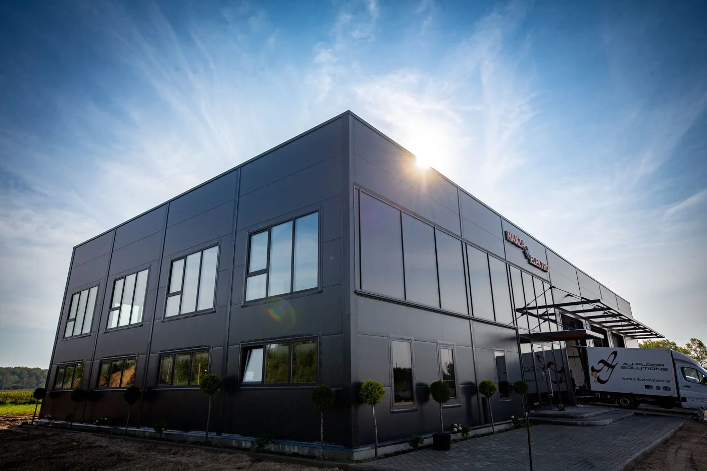 PVC logi un alumīnija durvis komerciālā ēkā Koknesē