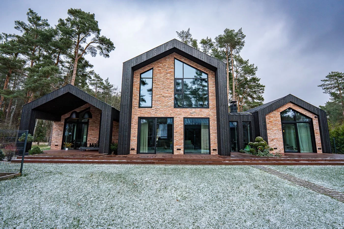 Mūsdienīga māja Vecāķos ar alumīnija logiem un stiklotu fasādi