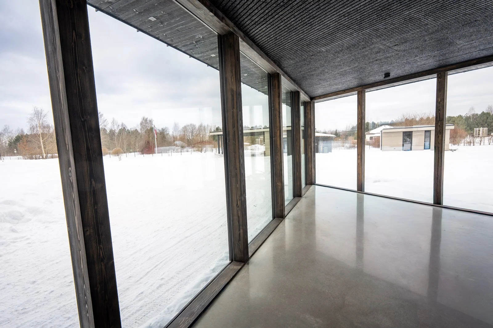 Alumīnija stikloto konstrukciju ražošana un montāža privātmājā Ozolniekos