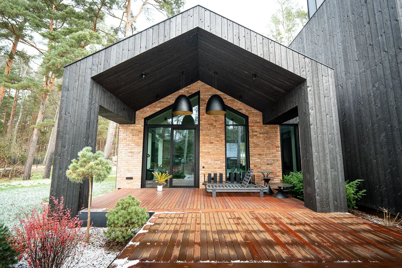 Alumīnija durvis un logi mūsdienīgā privātmājā Vecāķos