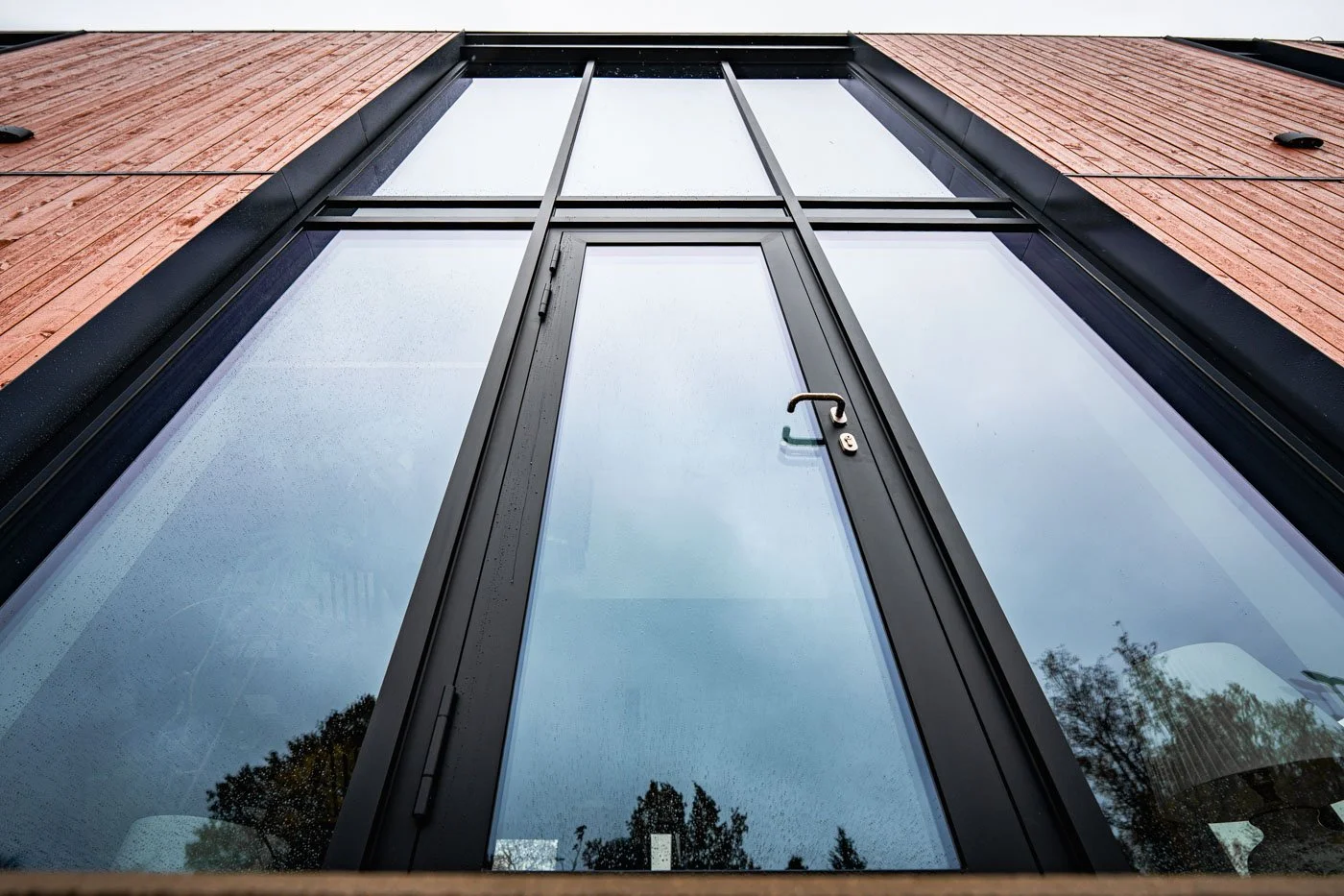 Fasāžu stiklojums ar saules aizsardzību privātmājā pie Ķīšezera