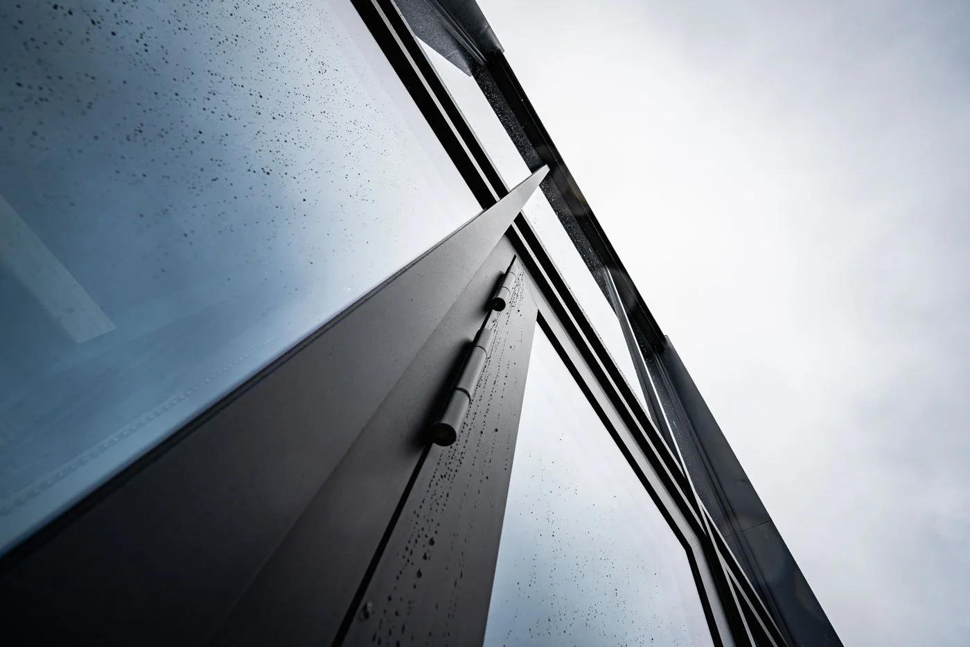 Alumīnija fasāžu sistēma ar panorāmas logiem mājā Kalngalē