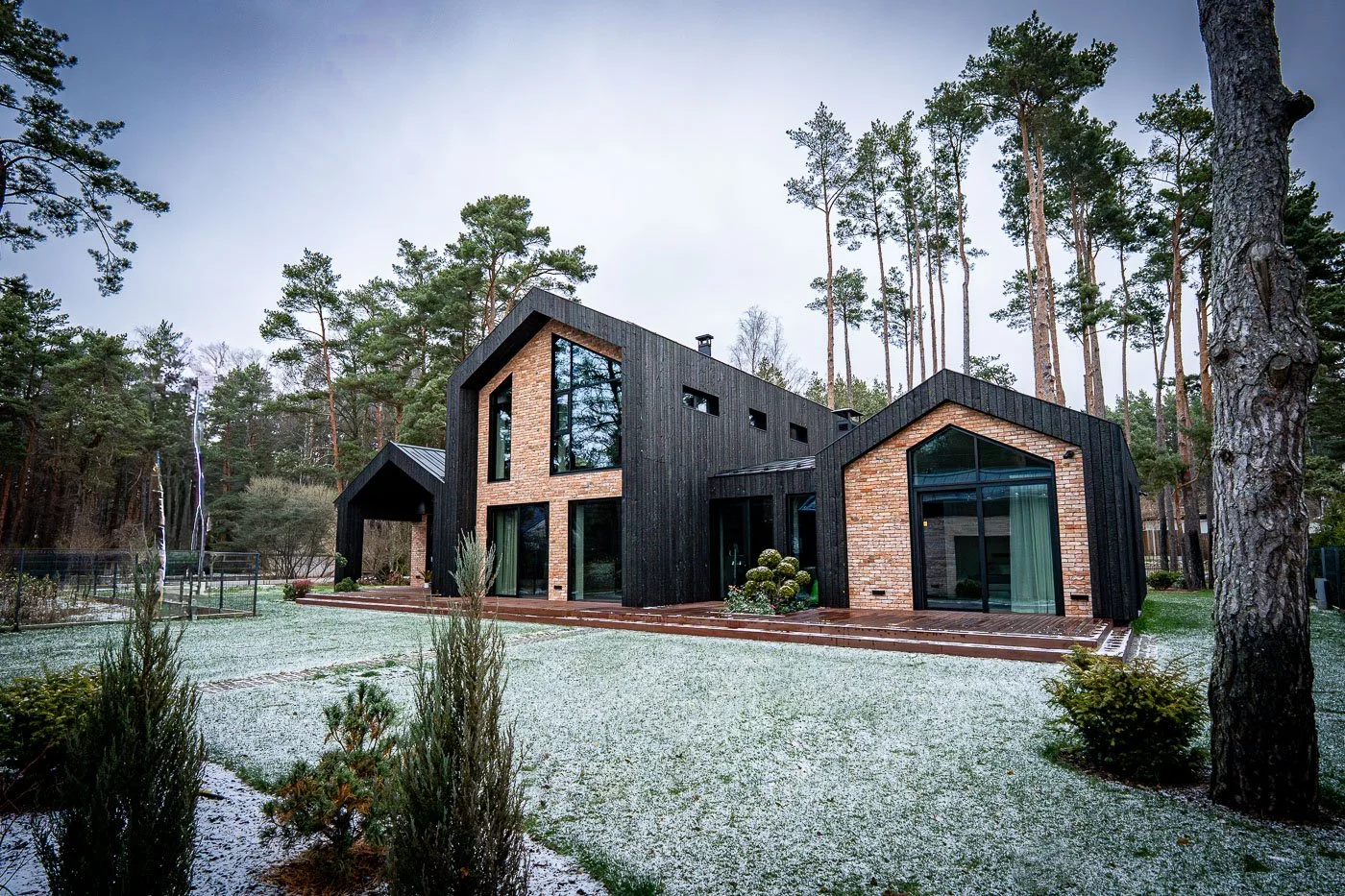 Alumīnija bīdāmās durvis privātmājā Vecāķos pie meža