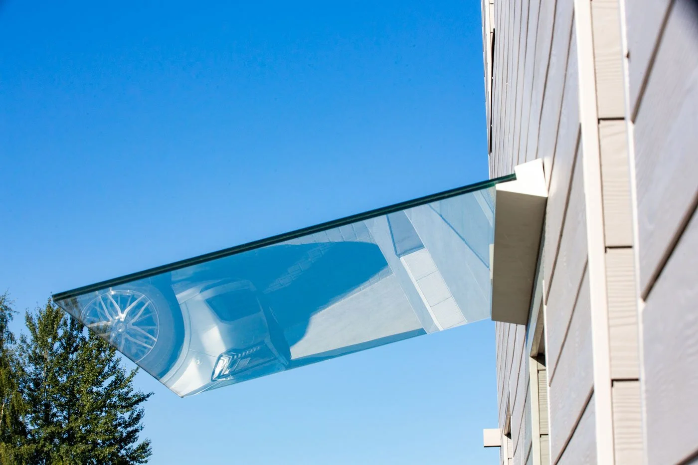 Stikla jumtiņš virs ieejas privātmājā Salaspilī