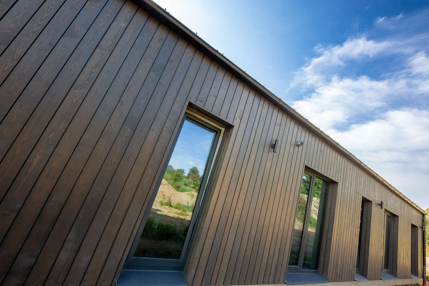 Privātmājas fasāde Turkalnē ar alumīnija logiem