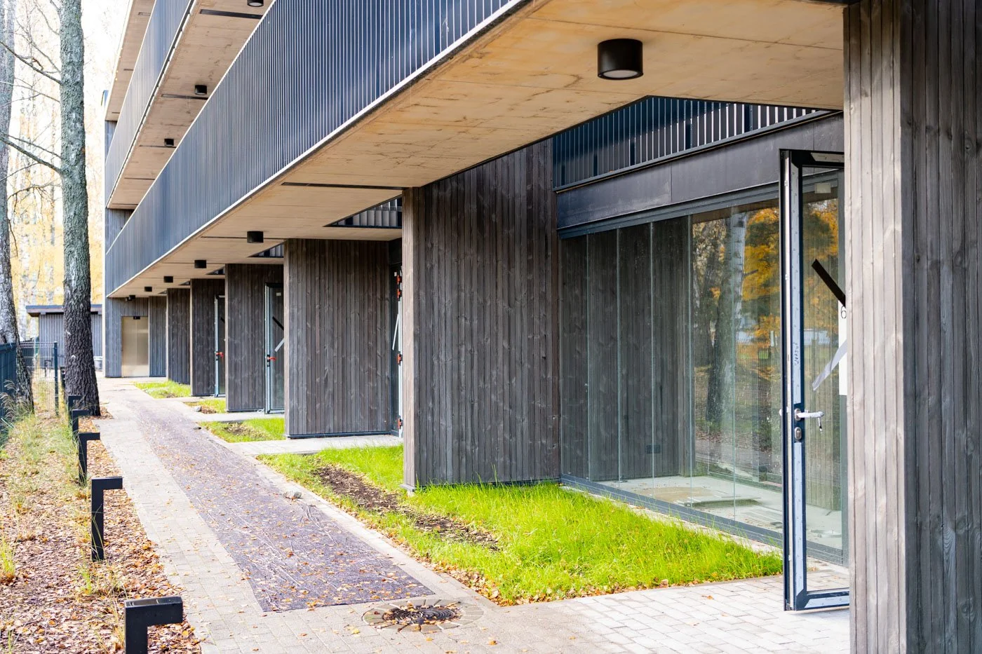 Daudzīvokļu projekts Jūrmalā ar alumīnija logiem un pilnstikla risinājumiem