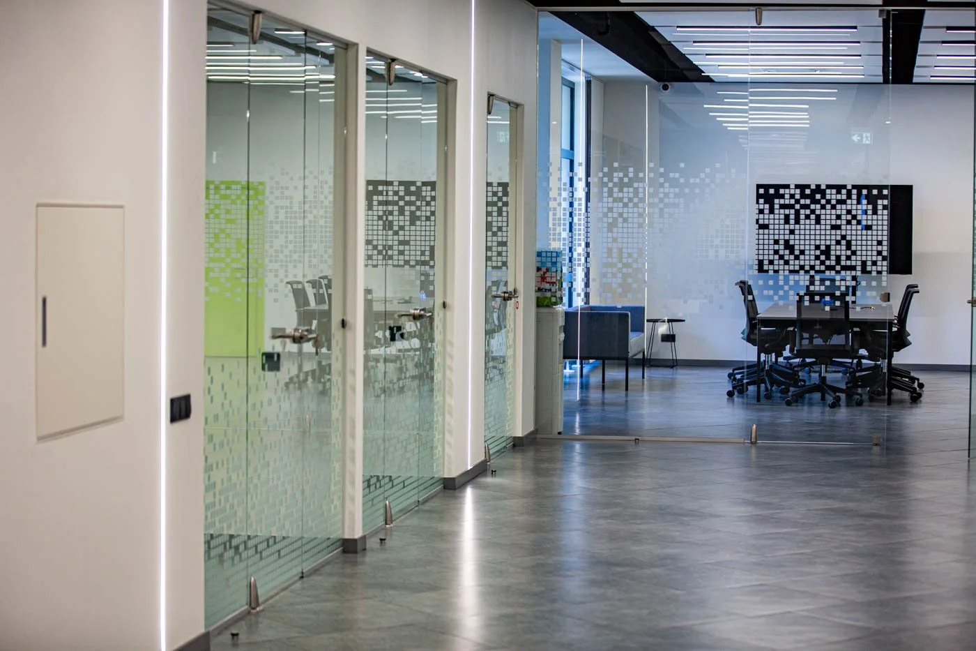 Pilnstikla starpsienas biroja telpās Šmerļa ielā 1