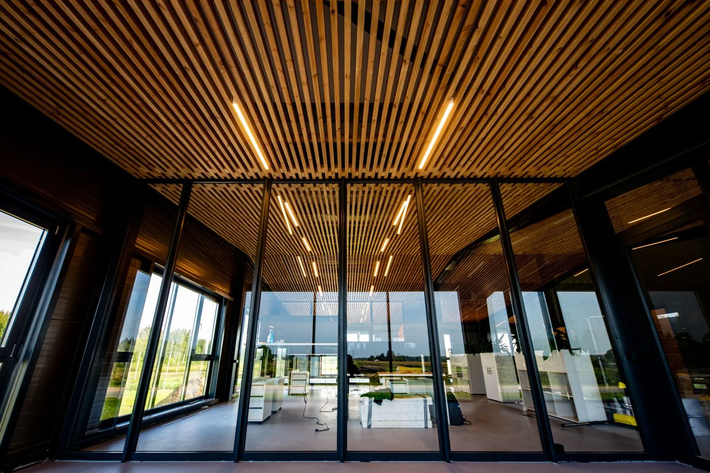 Komerciāla ēka Koknesē ar alumīnija starpsienām un alumīnija fasādi