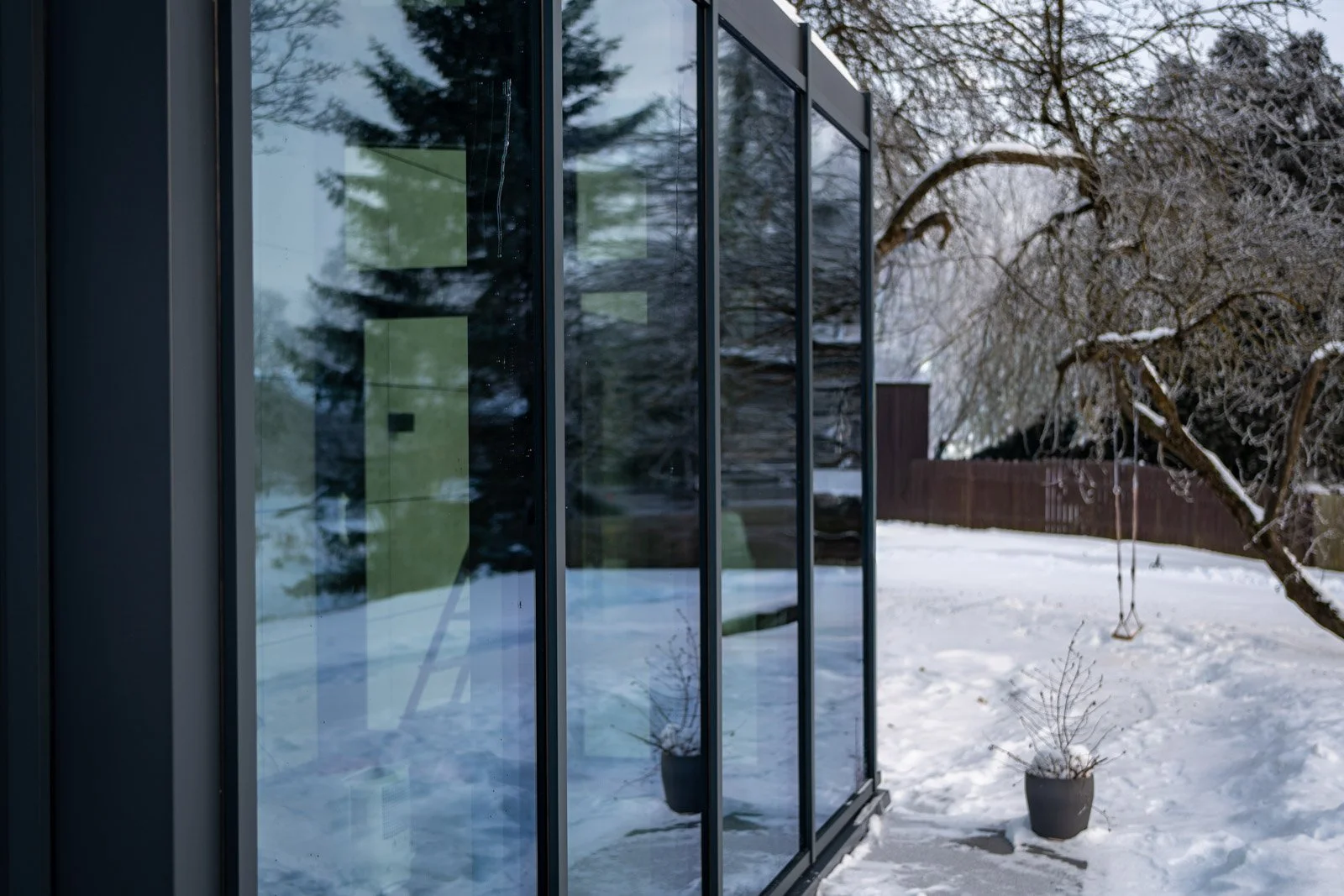 Alumīnija fasāžu sistēma ar saules aizsardzības stiklu